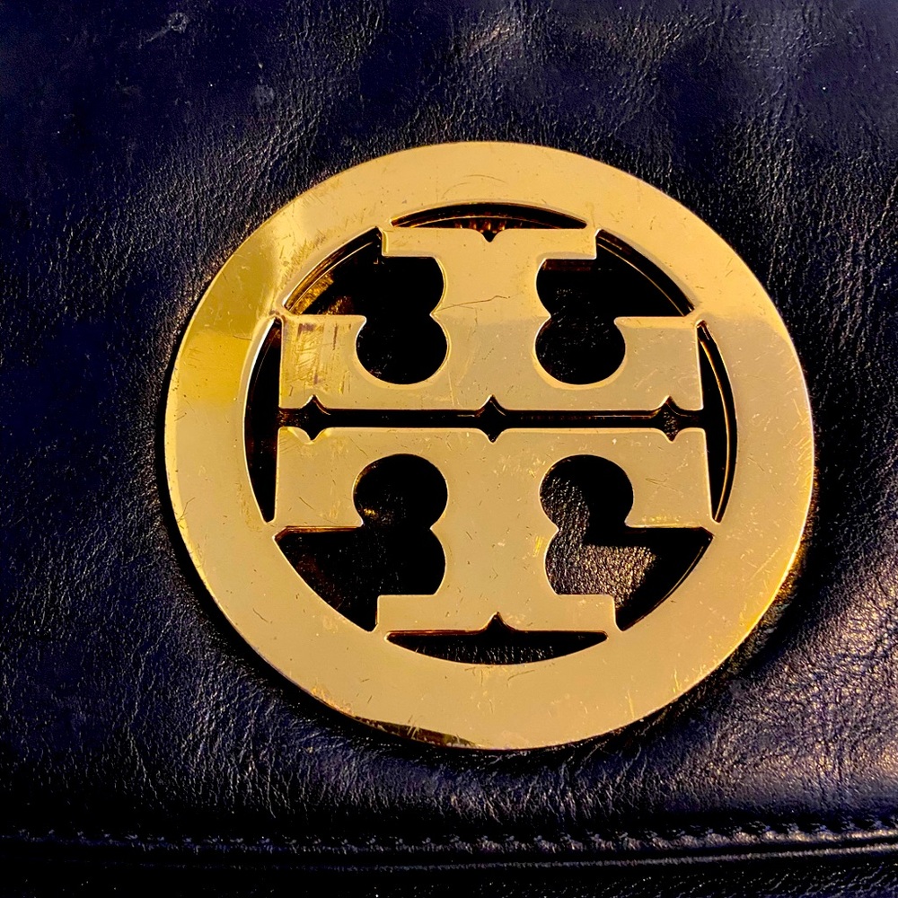 Tory Burch clutch/crossbody with gold logo.